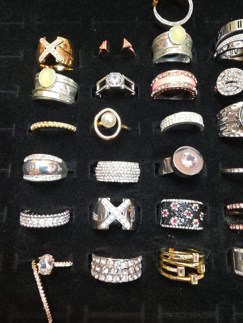 RESELLERS! LOT OF 50 HIGH QUALITY FASHION RINGS ALL IN EXCELLENT CONDITION - Picture 3 of 15